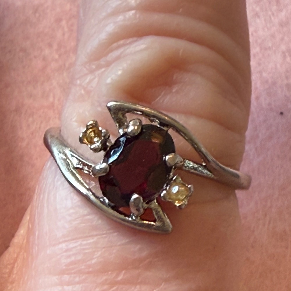 Vintage Lind 14kt HGE‎ faux Garnet and rhinestone Bypass Ring Size 7.25